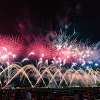 大曲の花火大会で夜空に打ち上がるカラフルな花火の写真