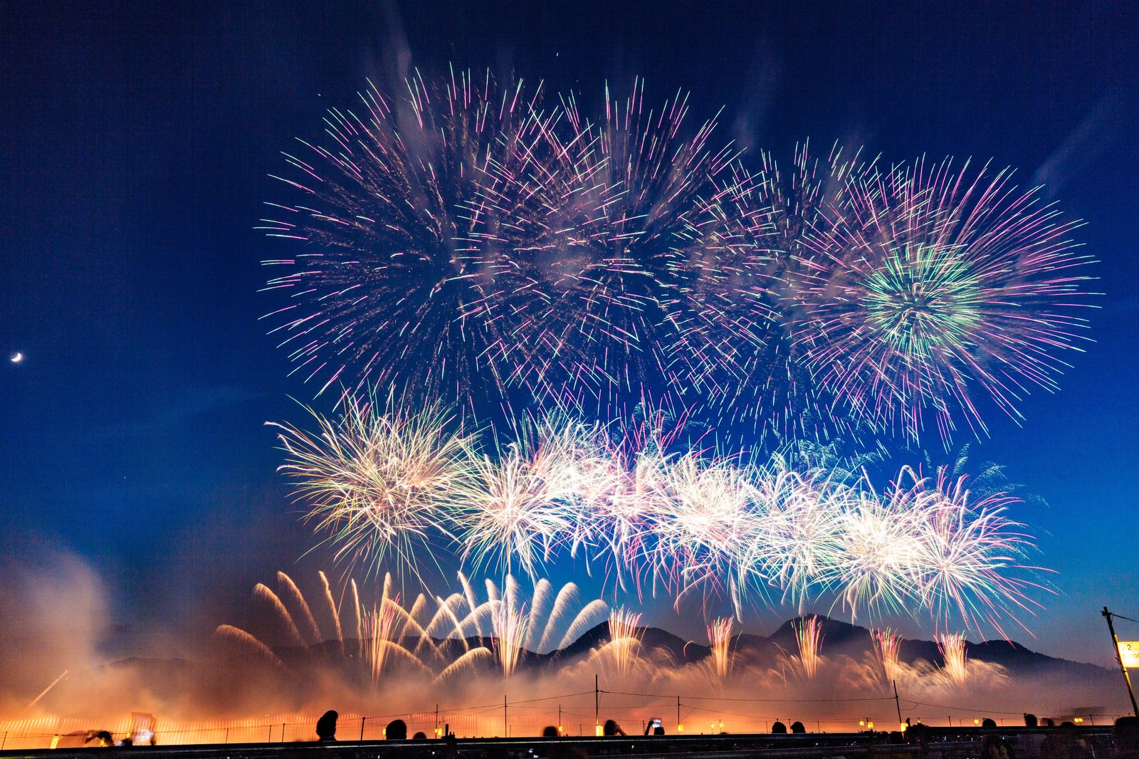 夜空に色とりどりの花火が打ち上げられる大曲花火大会の様子