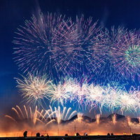 大曲の花火大会夜の部幕開け、色とりどりの打ち上げ花火の写真