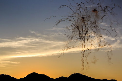 珍しい昼花火が上がる大曲の花火と青空