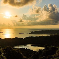 男鹿半島戸賀湾の夕焼け、日本海に沈む太陽の光景の写真