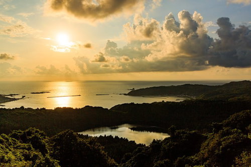 男鹿半島戸賀湾の夕焼け、日本海に沈む太陽の光景