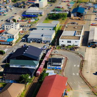 チルトシフト撮影で捉えた秋田港の街並み俯瞰風景の写真