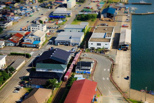 チルトシフト撮影で捉えた秋田港の街並み俯瞰風景