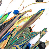 青や緑、黄色が流れるように混ざりあった絵の具の写真