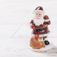 赤い衣装のサンタクロースの置物、白い毛皮の縁取りが特徴的な卓上装飾品の写真