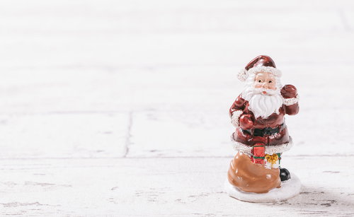 赤い帽子と服の小さいサンタクロースの置物