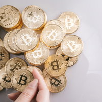 ビットコインの金貨で資産運用する仮想通貨投資の写真