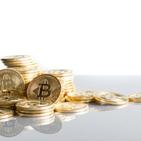 積み重なるビットコインのコインの写真