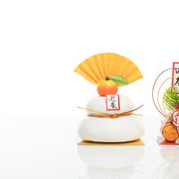 正月飾りの鏡餅と金色の扇子、みかん飾りの縁起物セットの写真