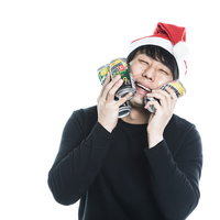 クリスマスも寂しくないよ、サンタ帽でお酒を飲む男性の写真