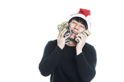 クリスマスも寂しくないよ、サンタ帽でお酒を飲む男性