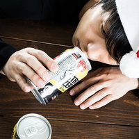いくら飲んでも酔えない失恋男（クリスマスイブの夜）の写真