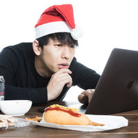 クリスマスは既読スルーばかりの男性デスクワークの写真