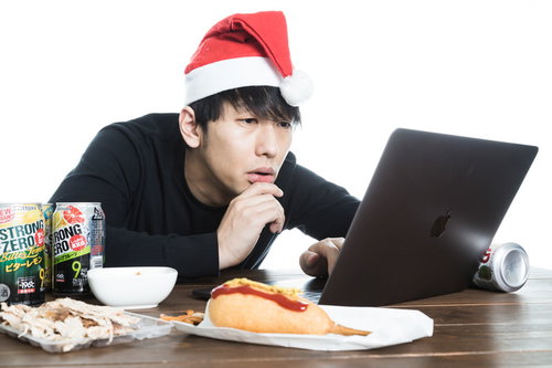 クリスマスは既読スルーばかりの男性デスクワーク