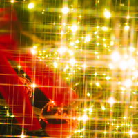 赤色を基調とした、ライトアップされたキラキラなクリスマスの飾りの写真