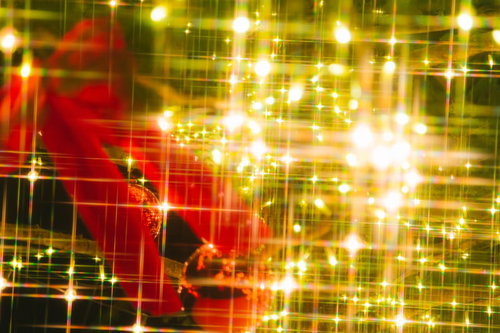 赤色を基調とした、ライトアップされたキラキラなクリスマスの飾り