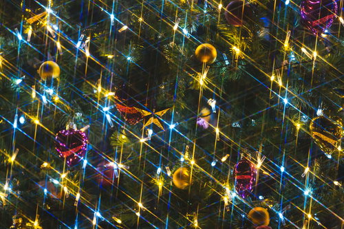 キラキラクリスマスの飾りとライトアップ夜景