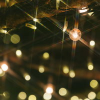 光るライトアップのクリスマスオーナメントの写真