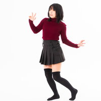 赤いニット姿で身体がふるえる驚く女性のポーズの写真
