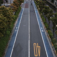 大崎駅前の道路に整備された自転車レーンと車道の景色の写真