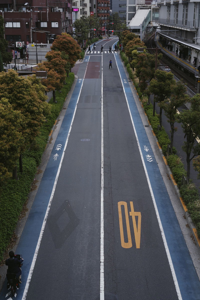 大崎駅前の車道に整備された自転車専用レーン