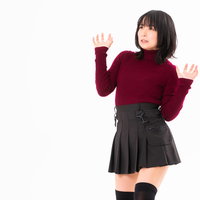 両手を上げて萎縮する驚愕の女性のポーズ、恐怖と不安の表現の写真