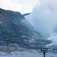 北海道・弟子屈町のアトサヌプリ硫黄山から立ち上る噴煙の写真