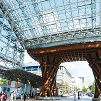 金沢駅前に立つ伝統的な鼓をモチーフにした木造の鼓門の写真