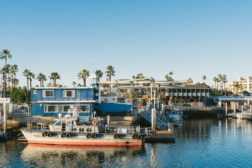 カリフォルニア、レドンドビーチのマリーナに停泊する船とヨット