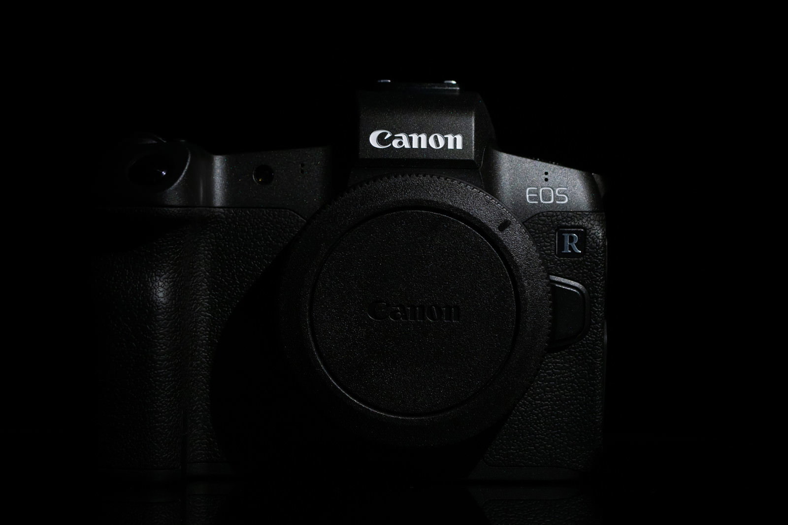 黒い背景に置かれたCANON EOS Rミラーレス一眼カメラ