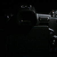 Canon EOS Rの背面パネル 液晶画面と操作ボタンの写真