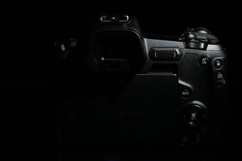 Canon EOS Rの背面パネル 液晶画面と操作ボタン