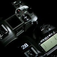 CANON EOS Rと5D MarkⅣの上面比較の写真