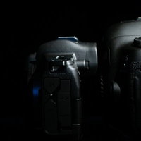 CANON EOS Rと5D MarkⅣの右側面比較の写真