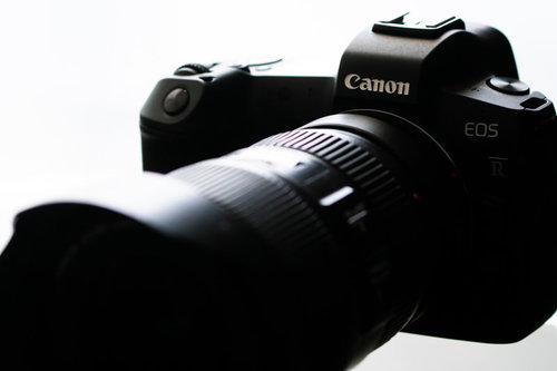 黒いボディにレンズを装着したCanonミラーレスカメラ