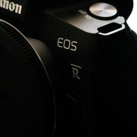 高級感あるEOS Rのボディの写真