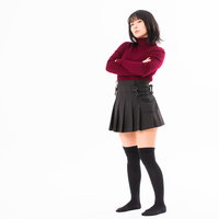 腕組みして睨みつける女性の仁王立ちポーズの写真