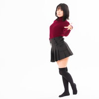 それお願いね！と指を差すツンデレ女性のポーズの写真