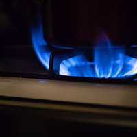 停電時にガス台の火を消し忘れるときの青い炎の写真