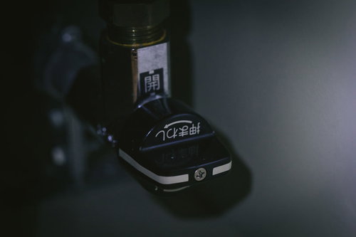 ガスの元栓を手で閉める