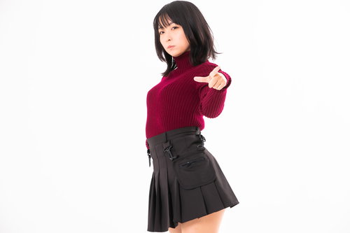 こちらを指差す女性のビジネスポーズ