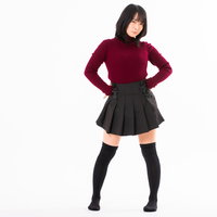 手を腰に当ててドヤ顔の女性の写真