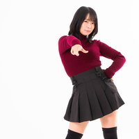 片手を腰に当てて指令する女性のポーズ、命令的な上から目線の仕草の写真