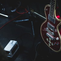 ライブ出番前のステージに置かれたエレキギターとアンプの写真