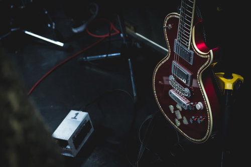 ライブ出番前のステージに置かれたエレキギターとアンプ