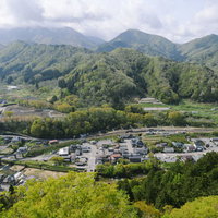 山寺展望台から見る緑豊かな山間の眺望と集落風景の写真