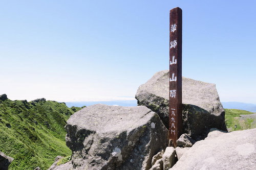 羊蹄山山頂の標識と岩場の絶景 北海道後志の日本百名山