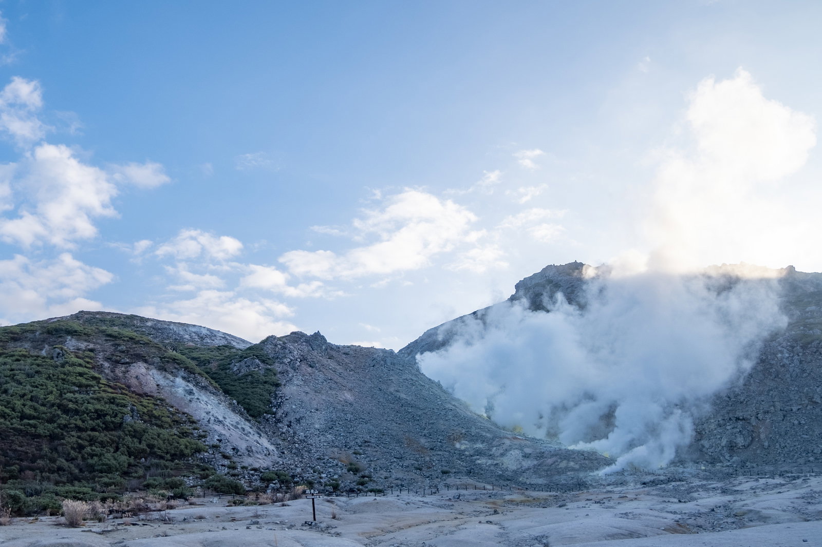 北海道の活火山アトサヌプリから白い噴煙が立ち上る風景