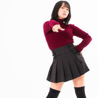 ちょっと、私の言うこと聞きなさいよ。腰に手を当てて指差しする女性の写真